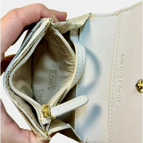 EUC MICHAEL KORS COMPACT WALLET - Picture 8 of 16